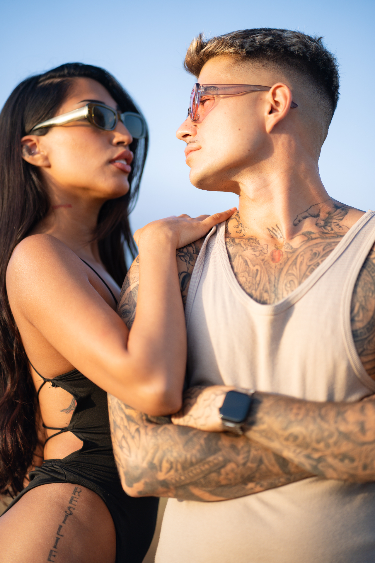 Modelos con gafas #detoname color rosa y dorado